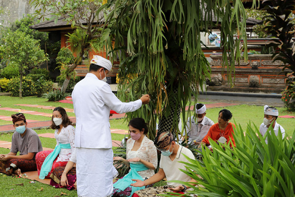 Umat Hindu mengikuti persembahyangan saat merayakan Hari Raya Galungan di Pura Amerta Jati, Cinere, Depok, Jawa Barat, Rabu (14/4/2021).