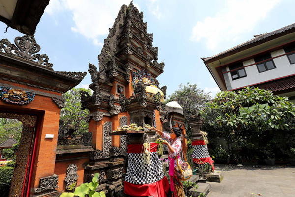 Umat Hindu mengikuti persembahyangan saat merayakan Hari Raya Galungan di Pura Amerta Jati, Cinere, Depok, Jawa Barat, Rabu (14/4/2021).