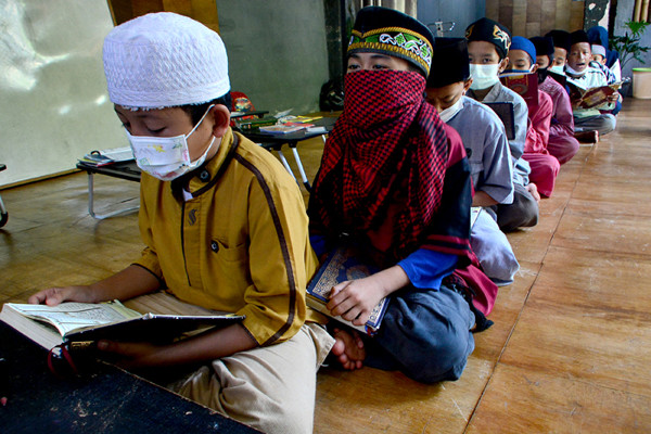 Anak-anak melakukan setoran ayat Al Quran saat kegiatan homeschooling berbasis pesantren Paket A di Skoba Madani, Parung, Bogor, Jawa Barat, Rabu (14/4/2021).