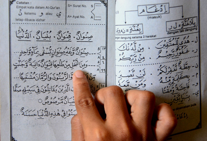 Anak-anak melakukan setoran ayat Al Quran saat kegiatan homeschooling berbasis pesantren Paket A di Skoba Madani, Parung, Bogor, Jawa Barat, Rabu (14/4/2021).
