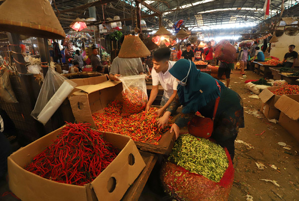 Pedagang melakukan aktivitas di Pasar Induk, Kramat Jati, Jakarta Timur, Rabu (14/4/2021).