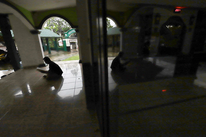 Siluet umat Muslim saat Tadarus Alquran pada hari kedua bulan Ramadhan di salah satu Masjid di kawasan Bogor, Jawa Barat, Rabu (14/4/2021).