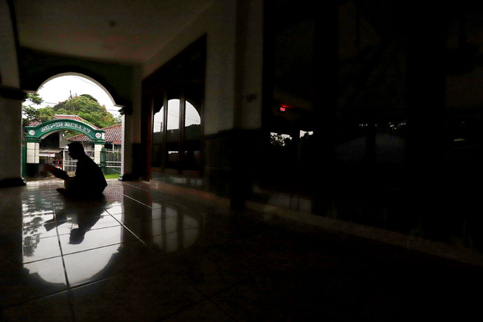 Siluet umat Muslim saat Tadarus Alquran pada hari kedua bulan Ramadhan di salah satu Masjid di kawasan Bogor, Jawa Barat, Rabu (14/4/2021).