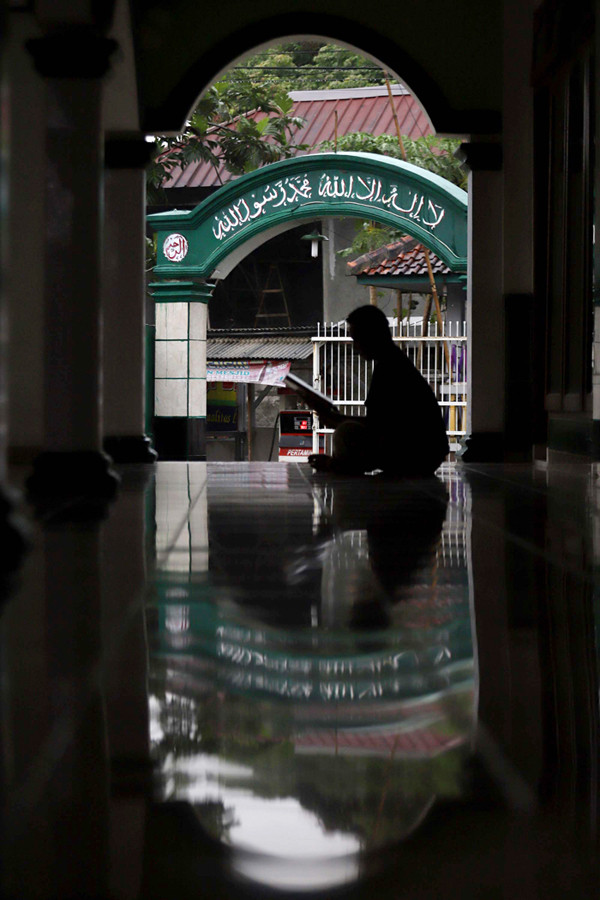 Siluet umat Muslim saat Tadarus Alquran pada hari kedua bulan Ramadhan di salah satu Masjid di kawasan Bogor, Jawa Barat, Rabu (14/4/2021).
