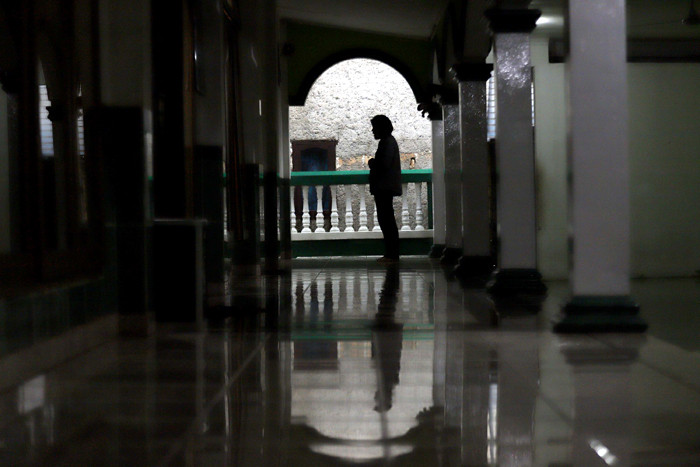 Siluet umat Muslim saat Tadarus Alquran pada hari kedua bulan Ramadhan di salah satu Masjid di kawasan Bogor, Jawa Barat, Rabu (14/4/2021).