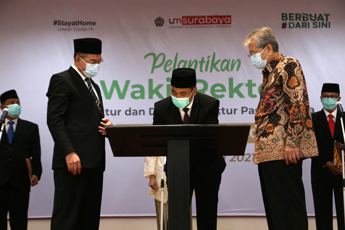 Rektor Universitas Muhammadiyan Surabaya Sukadiono (kiri) memimpin ikrar sumpah jabatan saat melantik jajaran Wakil Rektor di Jawa Timur, Rabu (14/4/2020).