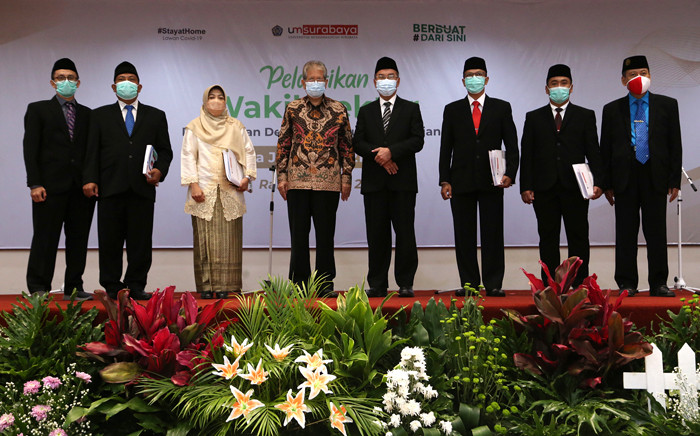 Rektor Universitas Muhammadiyan Surabaya Sukadiono (kiri) memimpin ikrar sumpah jabatan saat melantik jajaran Wakil Rektor di Jawa Timur, Rabu (14/4/2020).