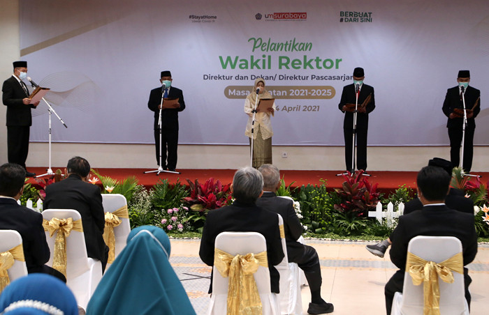 Rektor Universitas Muhammadiyan Surabaya Sukadiono (kiri) memimpin ikrar sumpah jabatan saat melantik jajaran Wakil Rektor di Jawa Timur, Rabu (14/4/2020).
