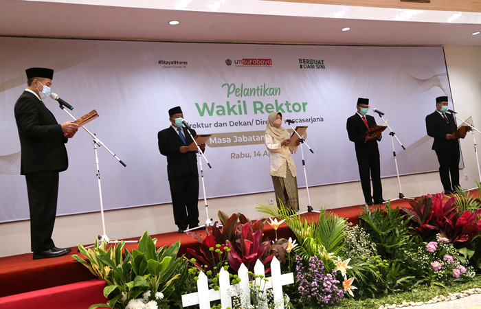Rektor Universitas Muhammadiyan Surabaya Sukadiono (kiri) memimpin ikrar sumpah jabatan saat melantik jajaran Wakil Rektor di Jawa Timur, Rabu (14/4/2020).