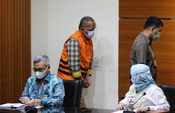 Anggota DPRD Propinsi Jawa Barat periode 2014-2019 Ade Barkah Surahman dan Siti Aisyah Tuti Handayani usai menjalani pemeriksaan di KPK, Kamis (15/4/2021).