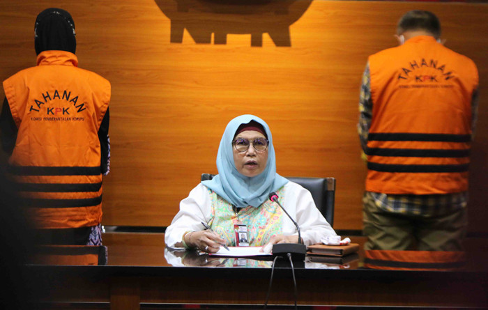 Anggota DPRD Propinsi Jawa Barat periode 2014-2019 Ade Barkah Surahman dan Siti Aisyah Tuti Handayani usai menjalani pemeriksaan di KPK, Kamis (15/4/2021).