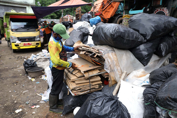Pekerja memilah sampah di Dipo pembuangan Sampah di Jakarta, Kamis (15/4/2021).
