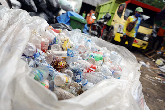 Pekerja memilah sampah di Dipo pembuangan Sampah di Jakarta, Kamis (15/4/2021).