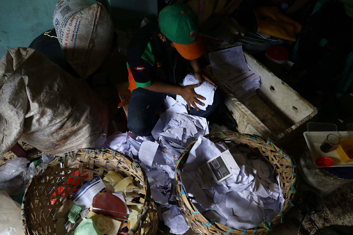 Pekerja memilah sampah di Dipo pembuangan Sampah di Jakarta, Kamis (15/4/2021).