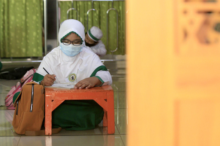 Anak-anak belajar membaca Alquran di Masjid Jami At Taqwa, Jakarta, Kamis (15/4/2021).