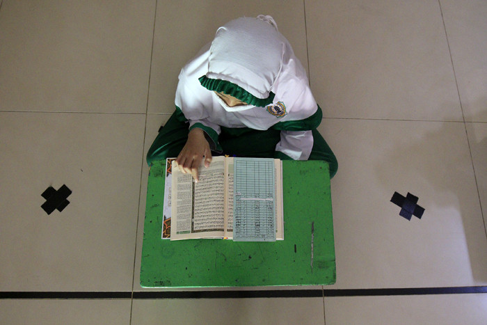 Anak-anak belajar membaca Alquran di Masjid Jami At Taqwa, Jakarta, Kamis (15/4/2021).