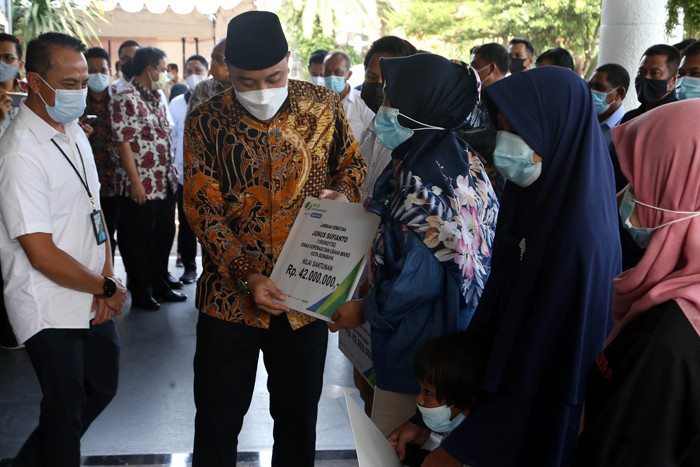 Wali Kota Surabaya Eri Cahyadi saat serah terima bantuan beras di halaman kantor Pemerintah Kota Surabaya, Jawa Timur, Kamis (15/4/2021).