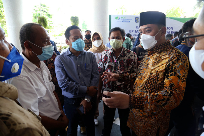 Wali Kota Surabaya Eri Cahyadi saat serah terima bantuan beras di halaman kantor Pemerintah Kota Surabaya, Jawa Timur, Kamis (15/4/2021).