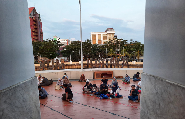 Suasana buka puasa umat muslim di Masjid Amirul Mukminin (masjid terapung) di kawasan Pantai Losari, Makassar, Sulawesi Selatan, Kamis (15/4/2021).