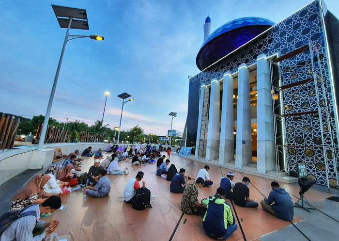 Suasana buka puasa umat muslim di Masjid Amirul Mukminin (masjid terapung) di kawasan Pantai Losari, Makassar, Sulawesi Selatan, Kamis (15/4/2021).