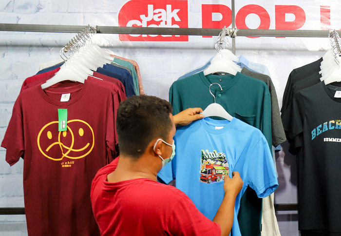 Pengunjung memilih produk baju dan celana di JakCloth 2021 Pop Up Store Ramadan Lebaran di Rawa Belong, Jakarta Barat, Kamis (15/4/2021).