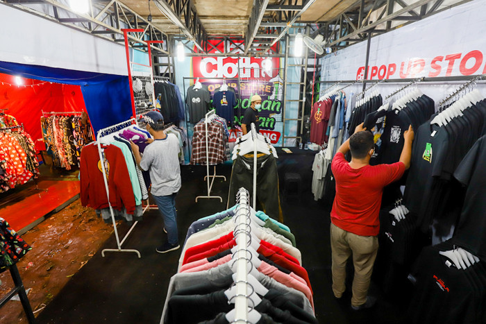 Pengunjung memilih produk baju dan celana di JakCloth 2021 Pop Up Store Ramadan Lebaran di Rawa Belong, Jakarta Barat, Kamis (15/4/2021).