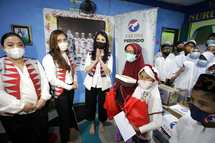 Kartini Perindo kunjungi Panti Asuhan dan memberikan bantuan berupa peralatan sekolah, sembako dan alat kesehatan.