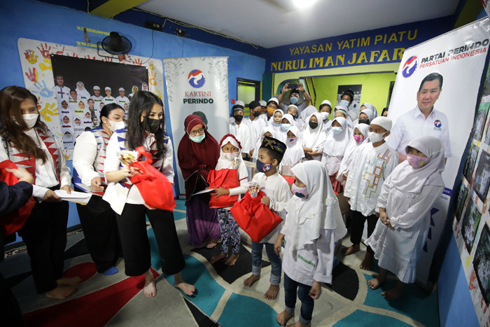 Kartini Perindo kunjungi Panti Asuhan dan memberikan bantuan berupa peralatan sekolah, sembako dan alat kesehatan.