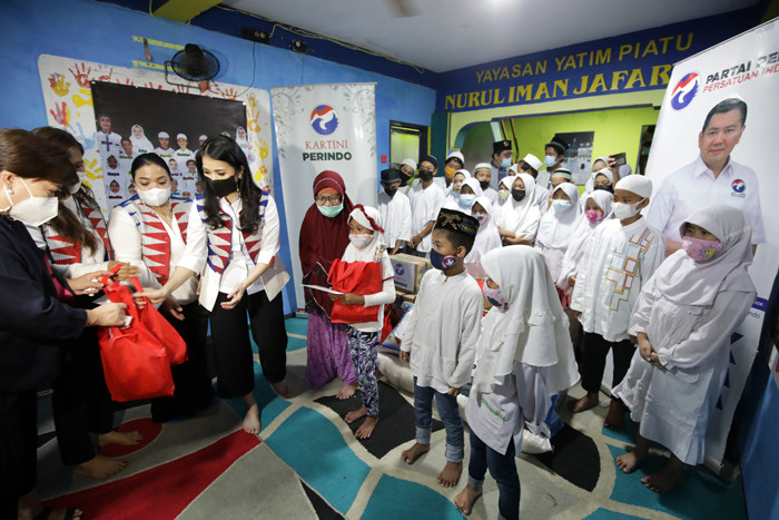 Kartini Perindo kunjungi Panti Asuhan dan memberikan bantuan berupa peralatan sekolah, sembako dan alat kesehatan.