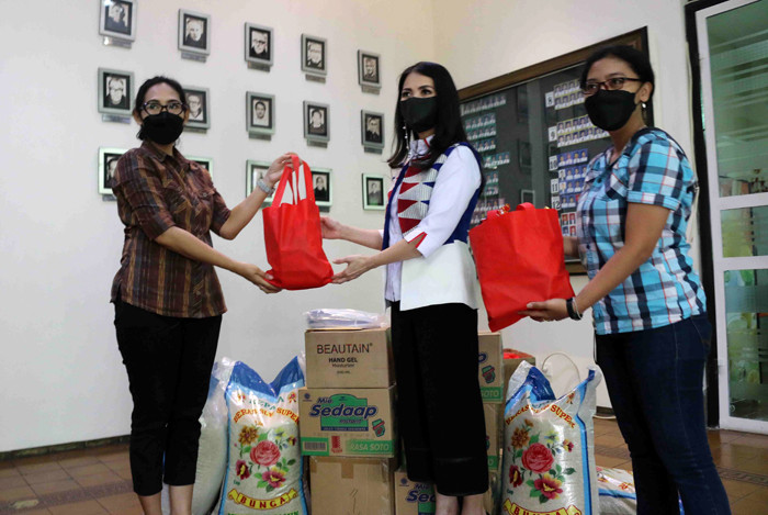 Ketua Umum Kartini Perindo Liliana Tanoesoedibjo memberikan bingkisan disela kunjungan ke Yayasan Vincentius di Jakarta Pusat Kamis (15/4/2021).