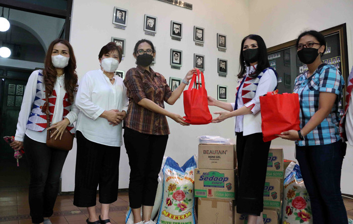 Ketua Umum Kartini Perindo Liliana Tanoesoedibjo memberikan bingkisan disela kunjungan ke Yayasan Vincentius di Jakarta Pusat Kamis (15/4/2021).