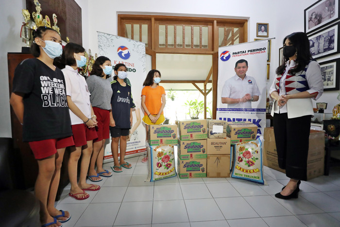 Ketua Umum Kartini Perindo Liliana Tanoesoedibjo menyerahkan bingkisan disela kunjungan ke Yayasan Hati Suci Tanah Abang, Kamis (15/4/2021).