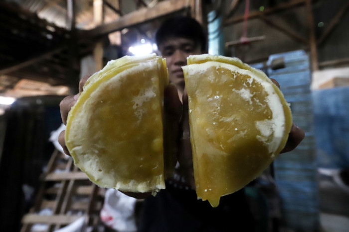 Warga mnjemur kerupuk opak di kawasan Jati Mekar, Kota Bekasi, Jawa Barat, kamis (15/4/2021).