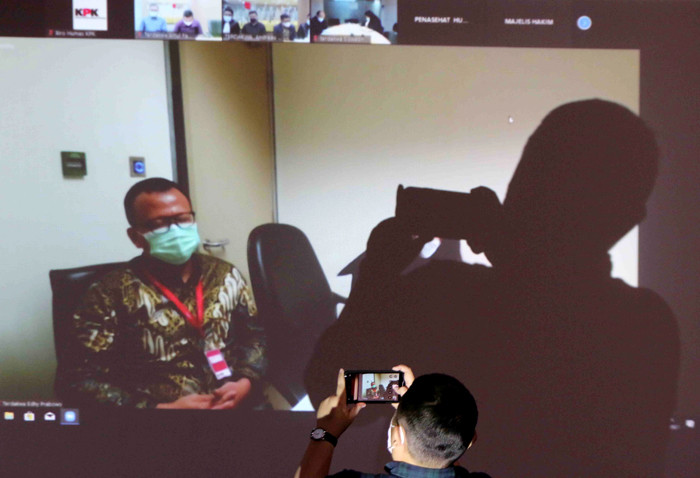 Mantan Menteri Kelautan dan Perikanan (KKP) Edhy Prabowo menjalani sidang perdana di Pengadilan Tipikor secara online di Jakarta, Kamis (15/4/2021).
