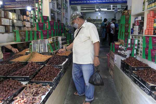 Pedagang menata kurma di Pasar Tanah Abang, Jakarta Pusat, Kamis (15/4/2021).