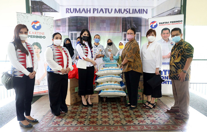 Ketua Umum Kartini Perindo Liliana Tanoesoedibjo menyerahkan bingkisan disela kunjungan Panti Asuhan Muslimin, Jakarta Pusat, Kamis (15/4/2021).