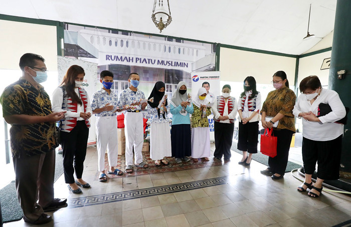 Ketua Umum Kartini Perindo Liliana Tanoesoedibjo menyerahkan bingkisan disela kunjungan Panti Asuhan Muslimin, Jakarta Pusat, Kamis (15/4/2021).