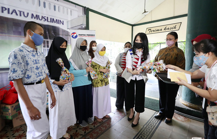 Ketua Umum Kartini Perindo Liliana Tanoesoedibjo menyerahkan bingkisan disela kunjungan Panti Asuhan Muslimin, Jakarta Pusat, Kamis (15/4/2021).