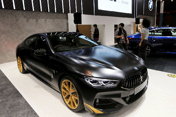 BMW Seri 8 Golden Thunder Edition hanya tersedia 1 unit untuk Indonesia.