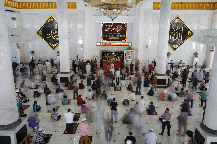 Jamaah melakukan ibadah Shalat Jumat perdana dan tadarus Quran di Masjid Agung Syekh Yusuf, Kabupaten Gowa, Sulawesi Selatan, Jumat (16/4/2021).