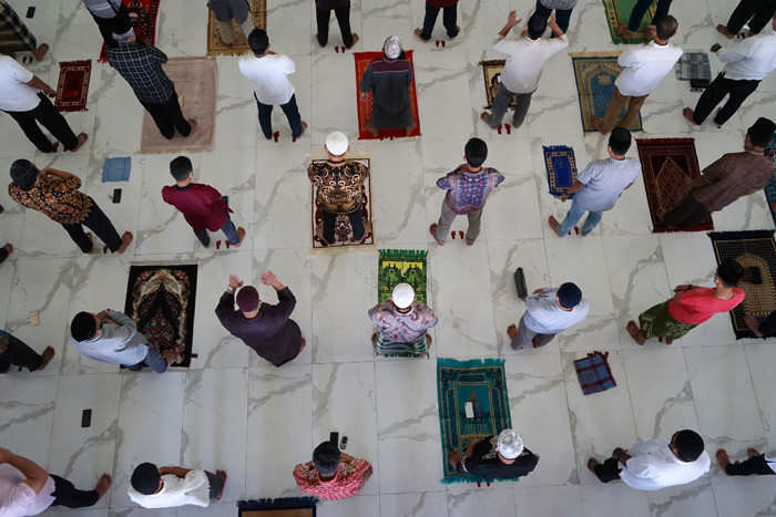 Jamaah melakukan ibadah Shalat Jumat perdana dan tadarus Quran di Masjid Agung Syekh Yusuf, Kabupaten Gowa, Sulawesi Selatan, Jumat (16/4/2021).