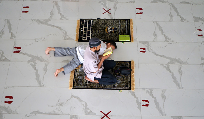 Jamaah melakukan ibadah Shalat Jumat perdana dan tadarus Quran di Masjid Agung Syekh Yusuf, Kabupaten Gowa, Sulawesi Selatan, Jumat (16/4/2021).