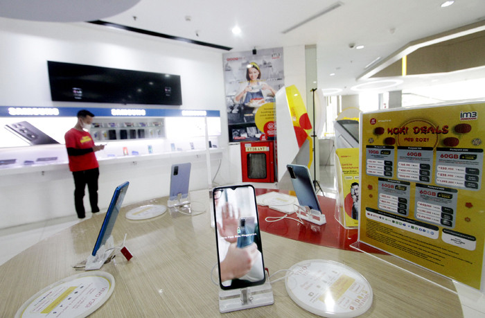 Pelanggan Indosat Ooredoo Saat mengunjungi agent customer service di Gerai Kantor Pusat Indosat Ooredoo, Jakarta, Kamis (15/4/2021).