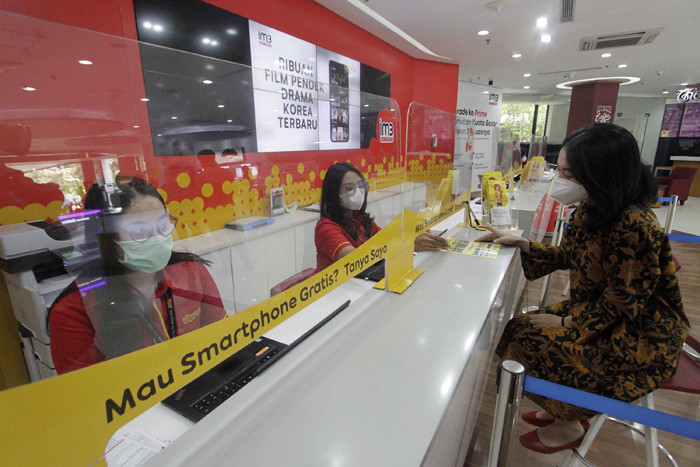 Pelanggan Indosat Ooredoo Saat mengunjungi agent customer service di Gerai Kantor Pusat Indosat Ooredoo, Jakarta, Kamis (15/4/2021).