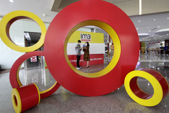Pelanggan Indosat Ooredoo Saat mengunjungi agent customer service di Gerai Kantor Pusat Indosat Ooredoo, Jakarta, Kamis (15/4/2021).