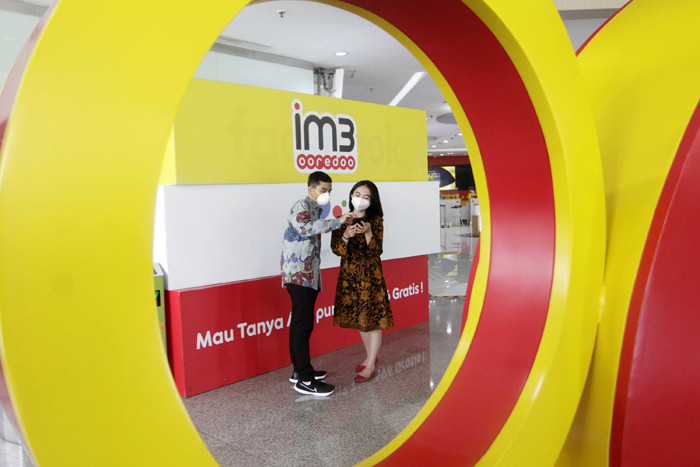 Pelanggan Indosat Ooredoo Saat mengunjungi agent customer service di Gerai Kantor Pusat Indosat Ooredoo, Jakarta, Kamis (15/4/2021).