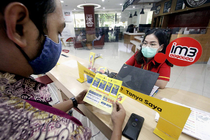 Pelanggan Indosat Ooredoo Saat mengunjungi agent customer service di Gerai Kantor Pusat Indosat Ooredoo, Jakarta, Kamis (15/4/2021).