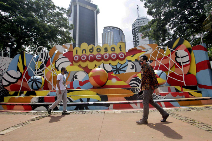 Pelanggan Indosat Ooredoo Saat mengunjungi agent customer service di Gerai Kantor Pusat Indosat Ooredoo, Jakarta, Kamis (15/4/2021).