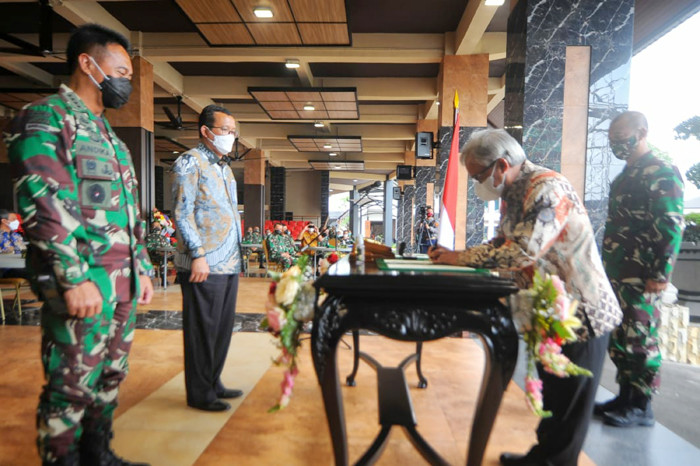 Penandatanganan Perjanjian Kerja Sama Tabungan Wajib Perumahan Angkatan Darat (TWP AD) di Jakarta, Jumat (16/4/2021).