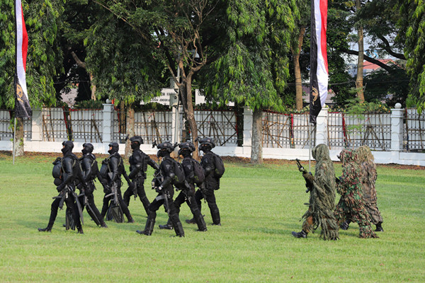 Perayaan kali ini digelar dengan suasana yang lebih sederhana dan tanpa ada atraksi militer dari prajurit Korps Baret Merah.
